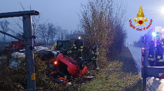 Camerano – Auto vola fuori strada e si ribalta: ferito estratto dalle lamiere